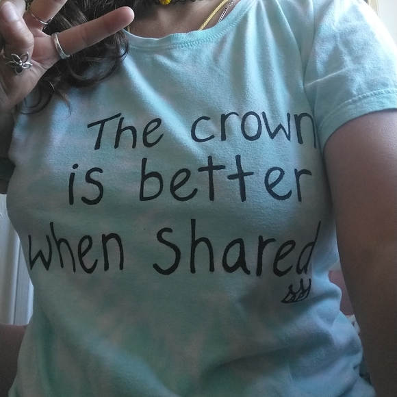 "The 👑 is better when shared" Tee - Picture 7 of 11